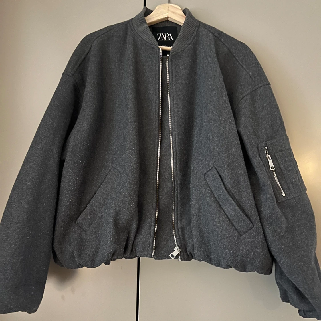 Grå bomberjacka från Zara