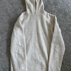 Stickad ull hoodie  - Hej. Jag säljer en ull hoodie i färgen beige. Om ni har frågor kontakta mig. Kan sänka priset vid snabb affär 