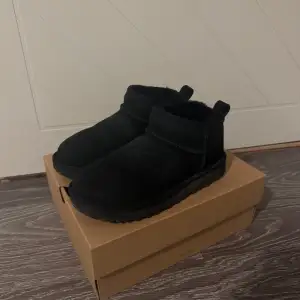 Ett par superfina UGGs ultra mini i svart. Använd fåtal gånger förra året och är i ett väldigt fint skick. Säljer då jag inte fått användning av de så mycket🥰