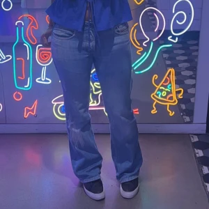 Blå lågmidjade jeans från Diesel - Säljer ett par snygga lågmidjade blå jeans från Diesel i bra skick.  Storlek 27💗 dom är vintage och där med inte säljs längre, passar mig som brukar använda storlek 36/38