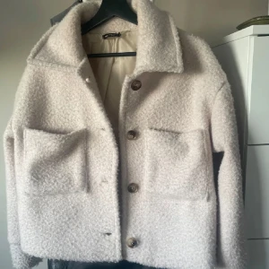 Lurvig jacka från Chelsea  - Säljer för att jag aldrig använder denna längre🥰 den är lurvig och mysig och perfekt för vintern!