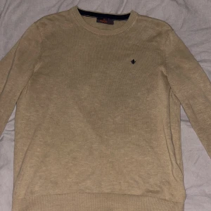 Beige tröja från Morris - Säljer en galet snygg beige tröja från Morris i storlek L. Den har en stilren broderad logga på bröstet och är perfekt för alla årstider. Tröjan är i mycket bra skick och passar till alla tillfällen. Perfekt för att ha över en skjorta eller bara som en vanlig tröja. Är rätt så smal så den satt inte så bra på mig vilket var riktigt synd. Priset kan självklart diskuteras vid en snabb affär!😁