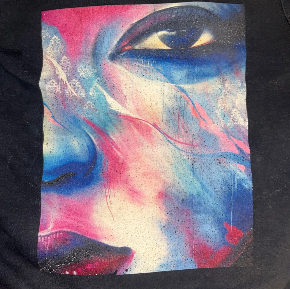 Svart hoodie med färgglatt ansiktsmotiv - 91