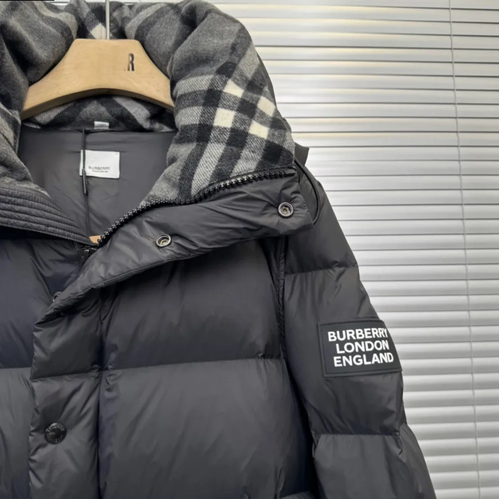 Helt nya burberry vinterjackor (beställningsvara) 14-20 dagars leveranstid bästa kvaliten i marknaden! Perfekt batch 99% identisk till originalet Dm för flera bilder. Beställer så fort jag fått pengarna på kortet!!!. Jackor.