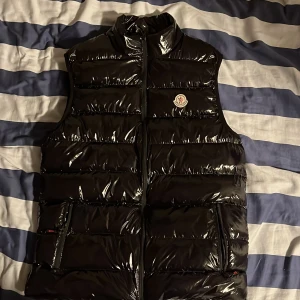Moncler väst - Monclerväst passar perfekt nu till vintertiderna storlek L men är liten i storleken som M