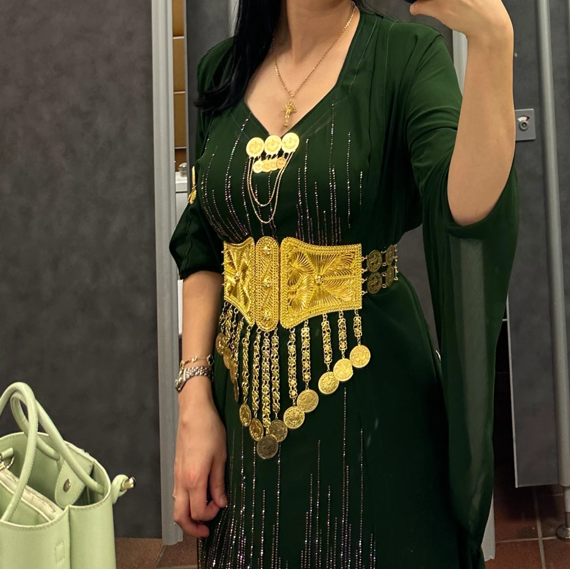 Grön klänning med gulddetaljer!  - 91