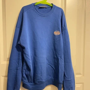 Blå sweatshirt från Junkyard - Blå sweatshirt från Junkyard i storlek XS. Som inte kommer till användning.