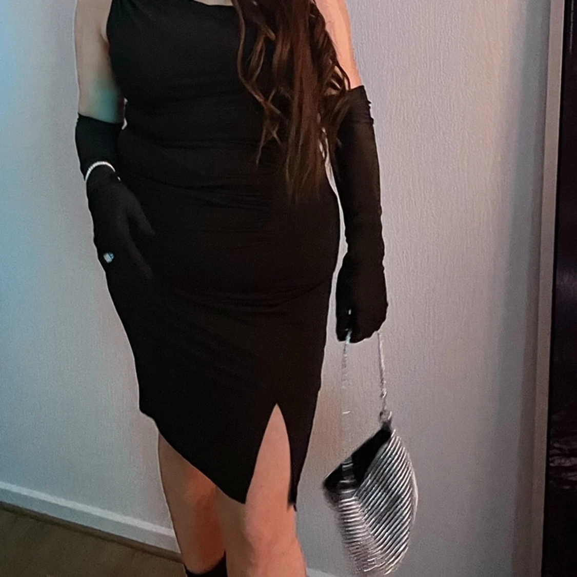 Svart one-shoulder klänning med glittriga axelband - 91