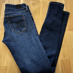 Replay Jeans - Replay Jeans | Jätte fint skick, knappast använda litet hål i högerfickan annars inget fel| Storlek 28:30 men tyvärr finns inte lappen kvar |  Nypris 1499kr | Spårbar frakt via PostNord 🚚/// L&F CLOTHING 👕