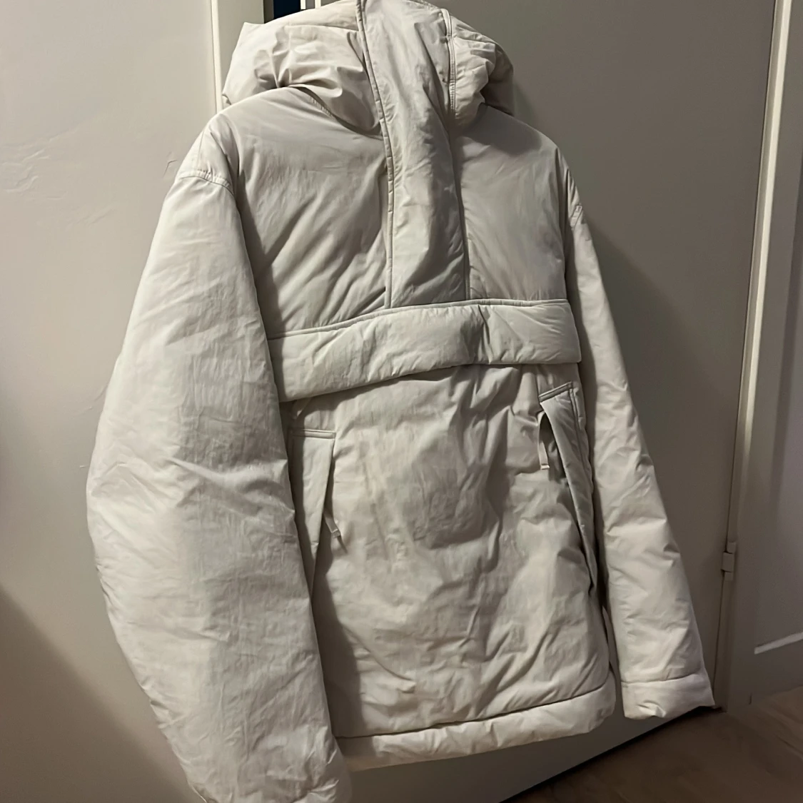 Vit dunjacka med huva