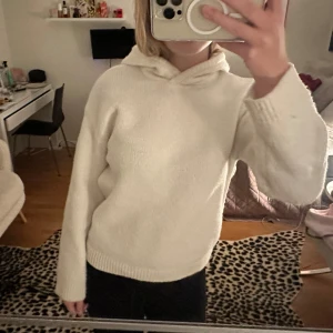 Vit stickad hoodie - Stickad vit hoodie från bikbok i bra skick, säljer då jag behöver pengar! Så skönt material, inte alls stickigt. Storlek Xs men oversize i modellen!