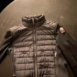 Svart fleecejacka från Parajumpers - Säljer en snygg svart fleecejacka från Parajumpers i storlek S. Den är i bra skick 