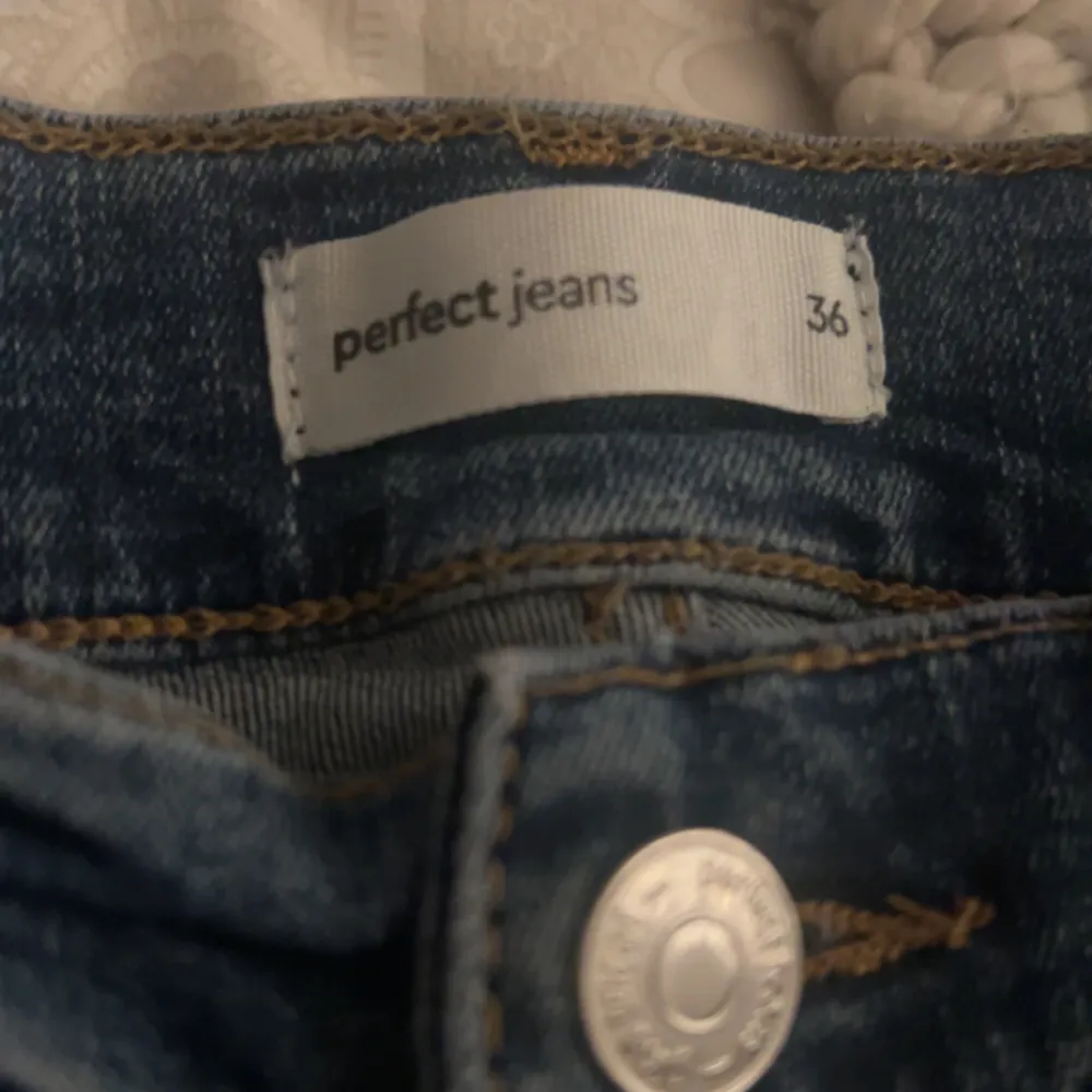 Säljer ett par jättesnygga blå bootcut jeans från Gina tricot i storlek 36. De är lågmidjade, stretchiga i materialet och är tall length. Ny pris är 499kr!. Jeans & Byxor.