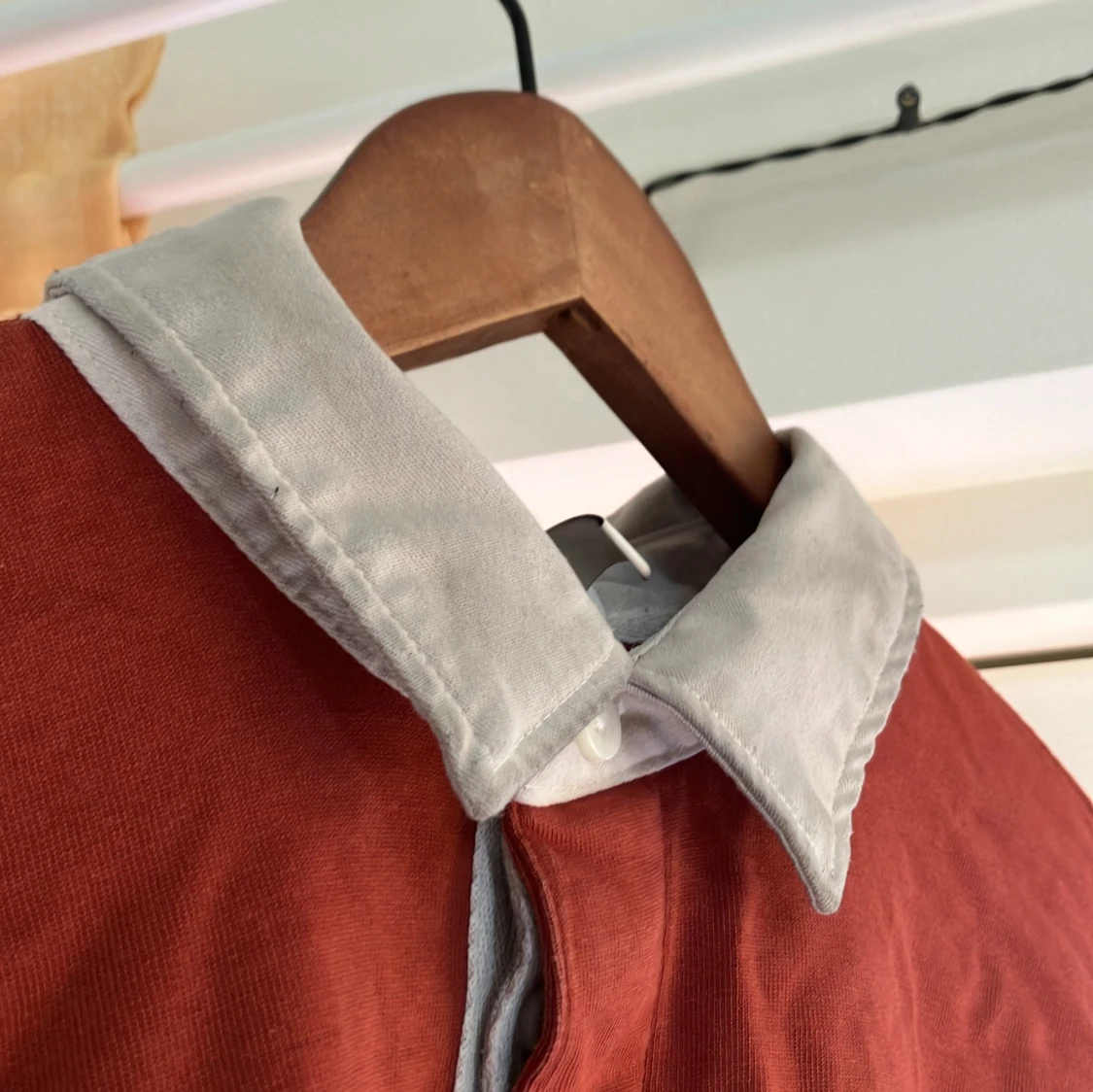 Röd och vit pikétröja - 92