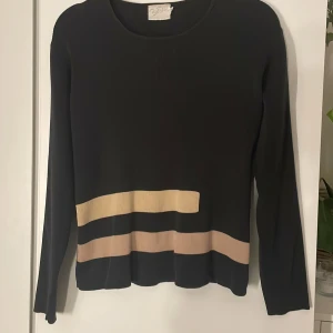 Svart tröja med beige ränder - Knappt använd och jätteskönt material! Storlek m men är mer som s och xs