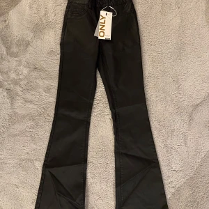 Flared skinnbyxor - Jättesnygga flared skinnbyxor i storlek XS/30. Prislappen är kvar så aldrig använda. 