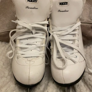 Vita skridskor från Roces - Säljer ett par vita skridskor från Roces i storlek 36. Dom luktar inte illa och de har en klassisk design med snörning och svart sula. Knappt använda och perfekta för vinterns isäventyr! 🏒❄️