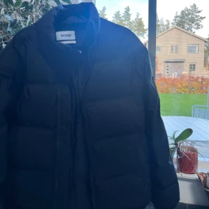 Svart pufferjacka från Weekday - Säljer en svart pufferjacka från Weekday i mycket bra skick. Den har en normal passform och är långärmad. 
