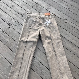 Corteiz c star jeans - Riktigt feta corteiz c star jeans i storlek S, använda runt 6-7 gånger men ser helt nya ut. Nypris nu-2600