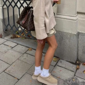Beige UGG TAZZ - Säljer ett par snygga beige skor från UGG i mocka. De har en chunky sula och är perfekta för höst och vår. Skorna är i bra skick utöver den lilla fläcken på ena skon. Stilren design som passar till både kjol och byxor. Perfekta för en trendig vardagslook!🤍