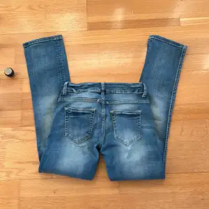 Så fina Lågmidjade jeans från vila! Säljer då de inte passade därför har jag inte heller några bilder på ❤️Storlek 32/XS