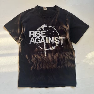 distressed vintage t - rise against band t. vintage me slitningar vid nacken och armarna. heavy blank, size M. sitter M. kom privat vid frågor, priset e it fast
