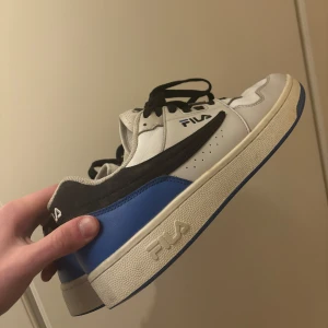  Fila sneakers - Säljer ett par Fila sneakers i storlek 44. Skorna har används fåtal gånger och är ”limited edition” med medföljande box! Nypris 799! 
