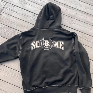 Surpeme x true religon - As fet! Supreme x true religon hoodie från F/W 22 ganska använd men inga större flaws, nypris nu~5500