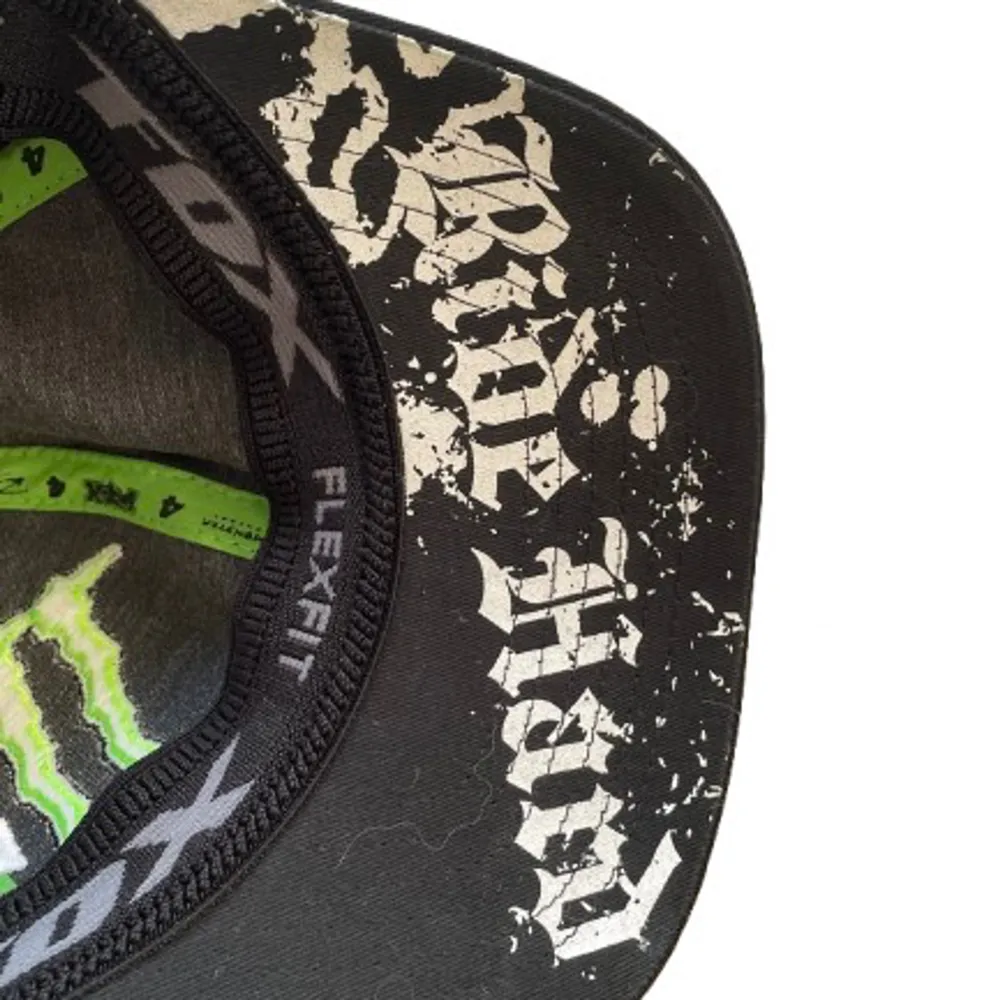 Cool svart keps med grönt Monster Energy-märke och vit Fox-logga. Perfekt för streetwear eller casual outfits. Flexfit-design för bekväm passform. Kepsen har en platt skärm och är i bra skick. Passar perfekt för dig som gillar att sticka ut!. Accessoarer.