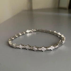 Klöver armband  - Vit guld armband 6.5mm 23cm från Drippy. Säljer armband pga fel storlek. 