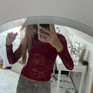 Vinröd spetstopp - Vinröd spetstopp, tunnt tyg vid brösten så den ej blir genomskinlig där, aldrig använd 💕💕
