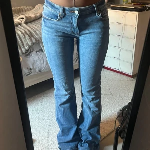 Blå bootcut jeans från Springfield - Säljer ett par snygga blå bootcut jeans från Springfield i storlek 34. 💙
