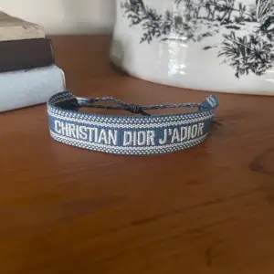 Blått armband. Passar alla, killar som tjejer.