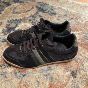 Sneakers Hugo Boss - Ett par schyssta hugo boss sneakers, säljer för att dem är för små. Skriv ifall du har nån fundering!
