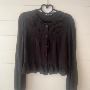 Blus Zara - I bra skick! Hör av vid funderingar! 