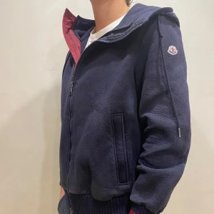 Moncler Cardigan  - Hej! Säljer nu min cardigan från märket Moncler, storlek L modellen är 184cm och väger 70kg, skicket bedömer vi är bra ett litet hål i luvan där bak, tveka inte på att höra av dig om du har frågor eller funderingar kring jackan!