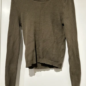 Grön och svart ribbad tröja 2 st för 80 kr - Säljer två snygga ribbade tröjor från Atmosphere i storlek M (liten i storlek och den är stretchig). Den ena är grön och den andra är svart, båda med lång ärm och en skön passform. Perfekta för höst och vinter, både till vardags och fest. Passar bra med jeans eller kjol!