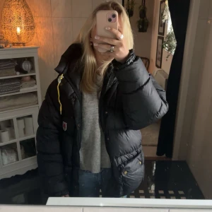 Svart fjälljacka  - .Skit snygg svart fjällräven jacka!!  Säljer då jag inte gillar passformen. En liten defekt på sidan av armen men är knappt synligt( kolla bild 3), kontakta för närmre bild 