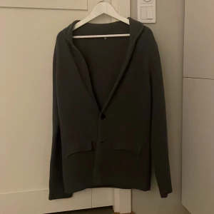 Stickad kavaj! - Säljer en stickad kavaj från drykorn i mycket bra skick. Priset är förhandlingsbart! Nypris drygt 3000. Hör av er om ni har frågor! Allt gott/ Theo