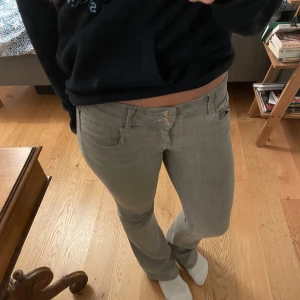 Gråa jeans  - Säljer dessa gråa jeans från barnavdelningen på Gina. De är i mycket bra skick!🤩De är i storlek 158, men passar mig som vanligtvis har 34/36 i jeans.