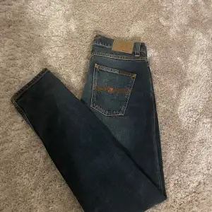 Säljer ett par snygga mörkblå jeans från Nudie lean dean Jeans i storlek W29 L30, snygg passform utan några defekter. Använda max två gånger. Nypris 1599, hör av dig vid eventuella frågor och funderingar.