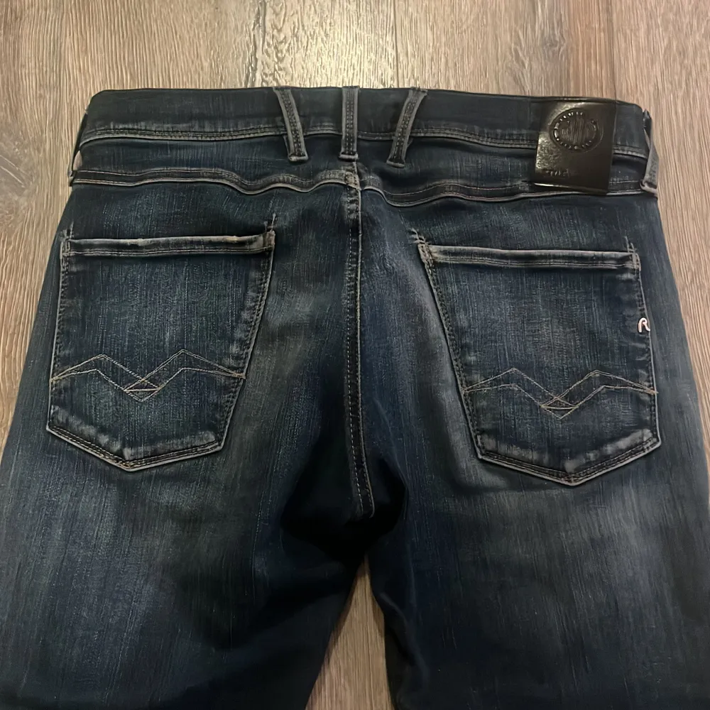 Replay anbass hyperflex jeans i mycket bra skick inga tecken på användning . Nypris 1800. Skriv om ni har frågor.. Jeans & Byxor.