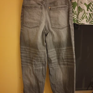 baggy jeans - Säljer ett par grå baggy jeans från H&M i loose fit. Knappt använda. Lite slitna längst ner. Jag köpte dem för ca 400kr.