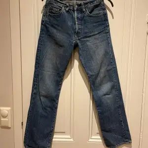 Säljer ett par vintage raka blå jeans från Big Star. De är i mycket bra skick. Perfekta för både vardag och fest! 🕺 Storlek W30 L32 och passar mig om är ca 171.