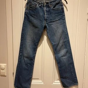 Blå jeans från Big Star - Säljer ett par vintage raka blå jeans från Big Star. De är i mycket bra skick. Perfekta för både vardag och fest! 🕺 Storlek W30 L32 och passar mig om är ca 171.