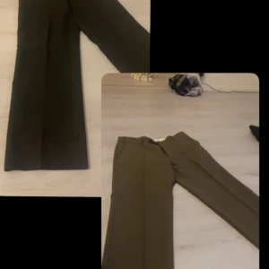 Olivgröna och mörkgrå kostymbyxor - Säljer två par kostymbyxor i olivgrönt och mörkgrått. Båda har en klassisk design med knappar och bälteshällor. Perfekta för både formella tillfällen och vardagsbruk. De är i bra skick och redo för en ny garderob! 100kr st!