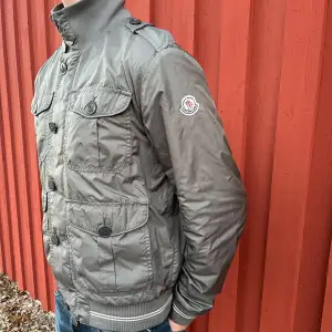 Vädligt fin grå Field jacka från moncler | Riktigt bra skick och det skrynkliga kan man väldigt lätt fixa😃| Nyrpis runt 7000kr💰| 2-3 dagars säkert frakt 🚚 | Sitter som ett S/M | Kontakta vid fler frågor eller funderingar✔️