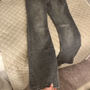 Grå jeans  - Säljer ett par grå jeans i bra skick. Perfekta för vardagsbruk och kan enkelt matchas med olika toppar. Passar både till avslappnade och mer uppklädda tillfällen.