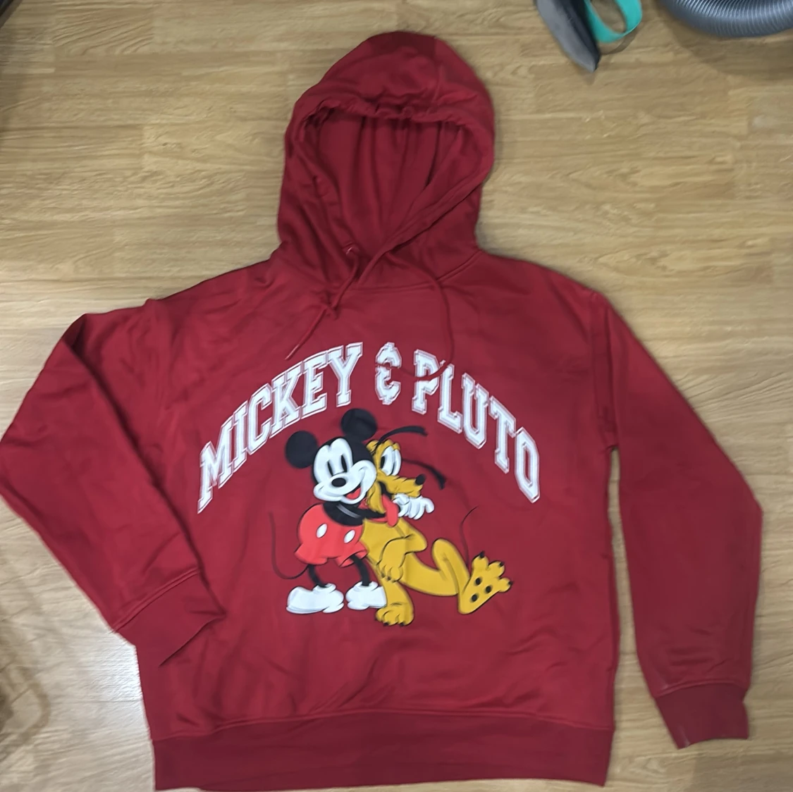 Röd hoodie med Mickey & Pluto