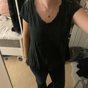 Svart t-shirt - Svart t-shirt. Vet tyvärr inte vart den är ifrån eller storlek men sitter som S-M